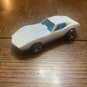 Vintage 1975 Hot Wheels Corvette Stingray  Malaysia White Pearl Blue Windows
